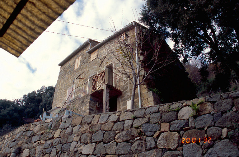 Vue d'ensemble de trois quarts.