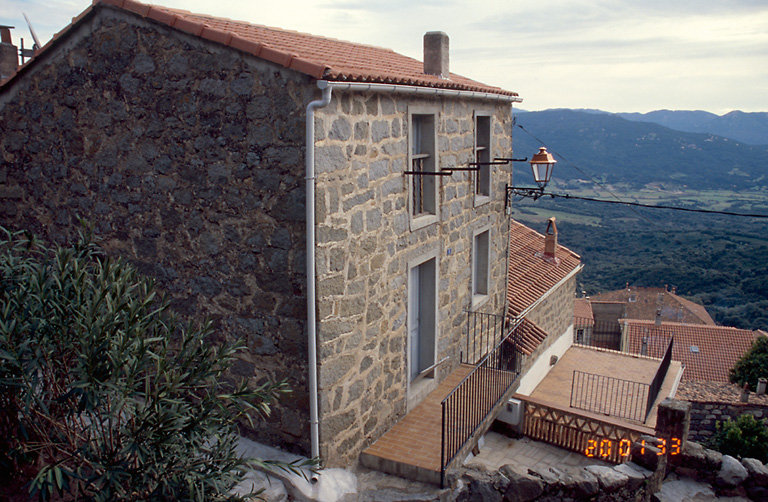 Vue d'ensemble de trois quarts.