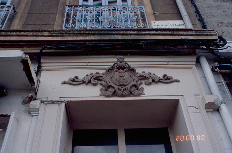 Décor du linteau de la porte principale.