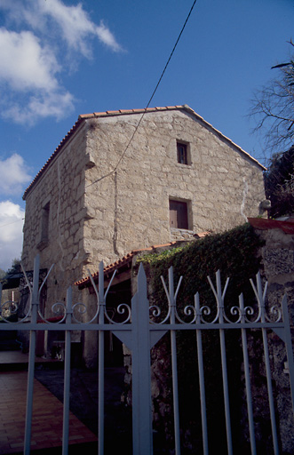 Vue d'ensemble de trois quarts.