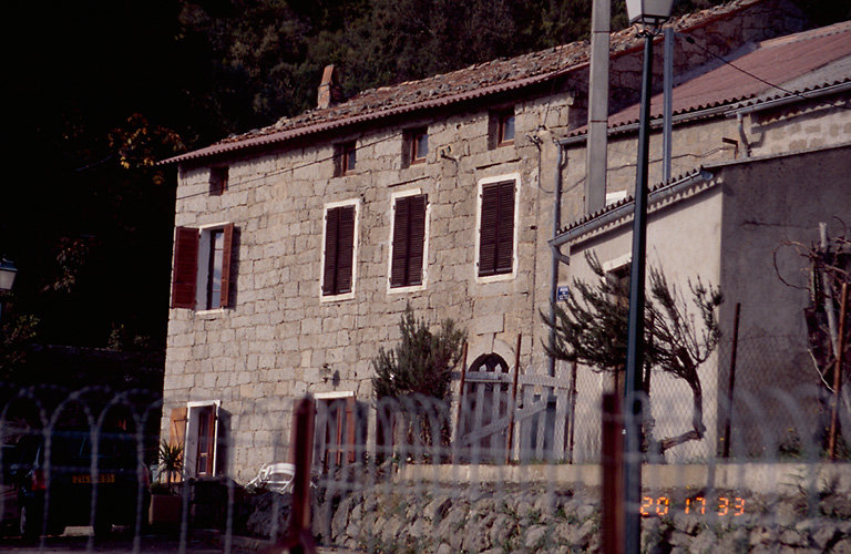 Vue d'ensemble de trois quarts.