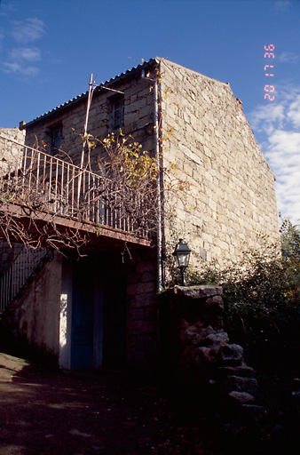 Vue d'ensemble de trois quarts.