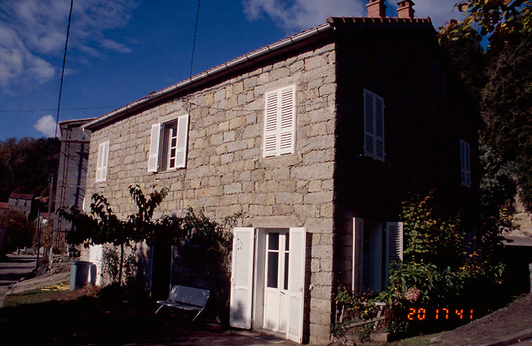 Vue d'ensemble de trois quarts.