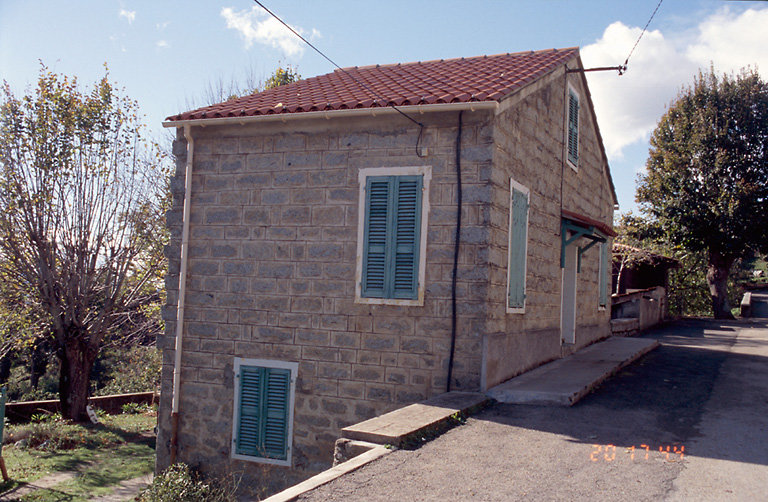 Vue d'ensemble de trois quarts.