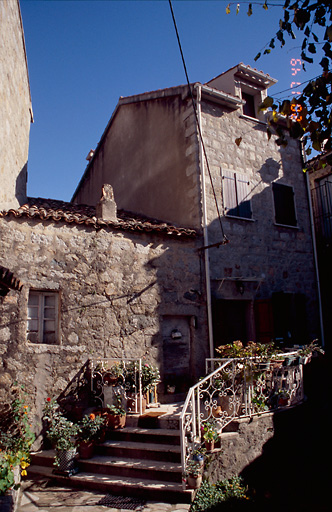 Vue d'ensemble de trois quarts.
