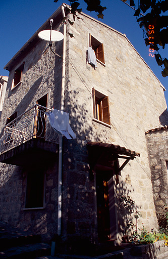 Vue d'ensemble de trois quarts.