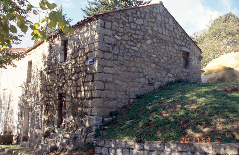 Vue d'ensemble de trois quarts.