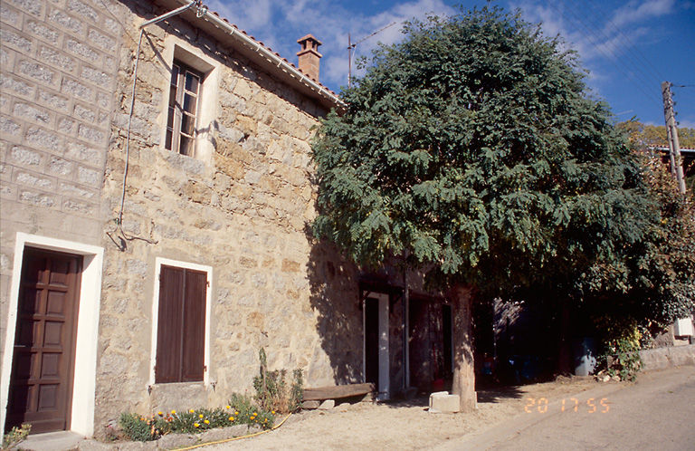 Vue d'ensemble de trois quarts.
