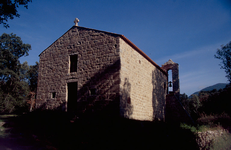 Vue d'ensemble de trois quarts.