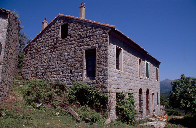 Vue d'ensemble de trois quarts droit.