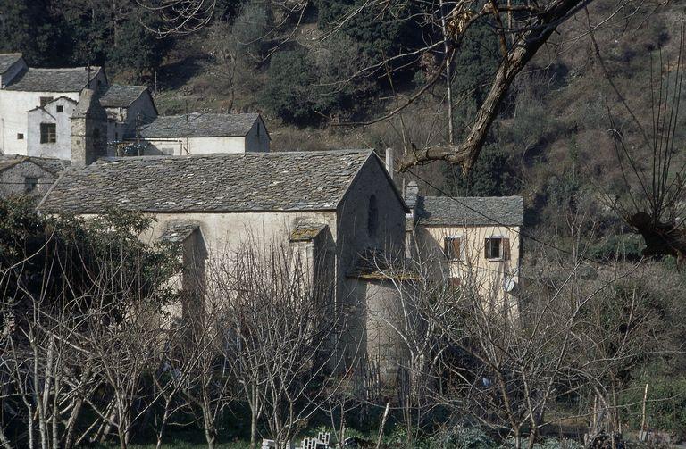 Vue d'ensemble de trois quarts arrière gauche.