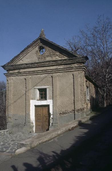 Vue d'ensemble de trois quarts.