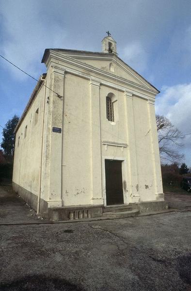 Vue d'ensemble de trois quarts gauche.