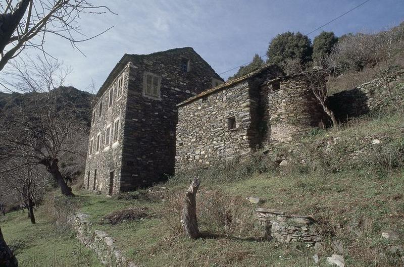 Vue d'ensemble de trois quarts.