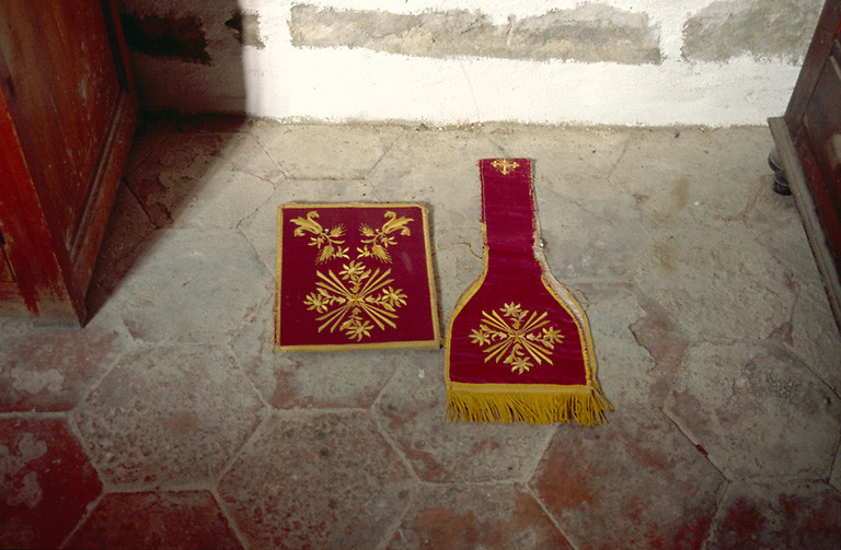 Bourse de corporal, chasuble, manipule (ornement rouge)