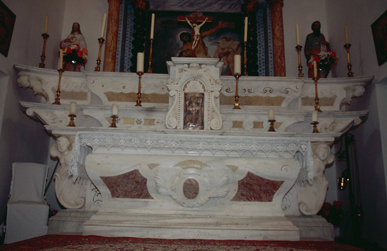 Autel, gradins d'autel (3), tabernacle (maître-autel)