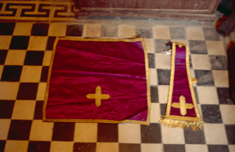 Chasuble, voile de calice, étole, manipule (ornement rouge)