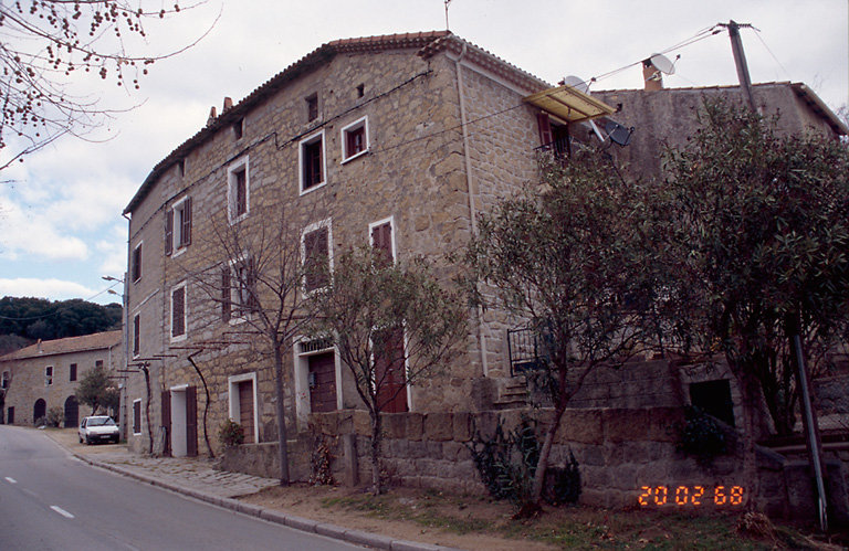 Vue d'ensemble de trois quarts.