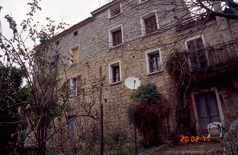 Vue d'ensemble de trois quarts.