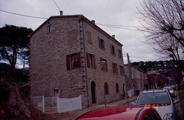 Vue d'ensemble de trois quarts.