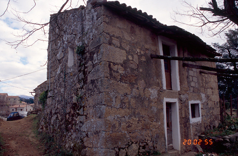 Vue d'ensemble de trois quarts.