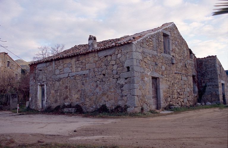 Vue d'ensemble de trois quarts.