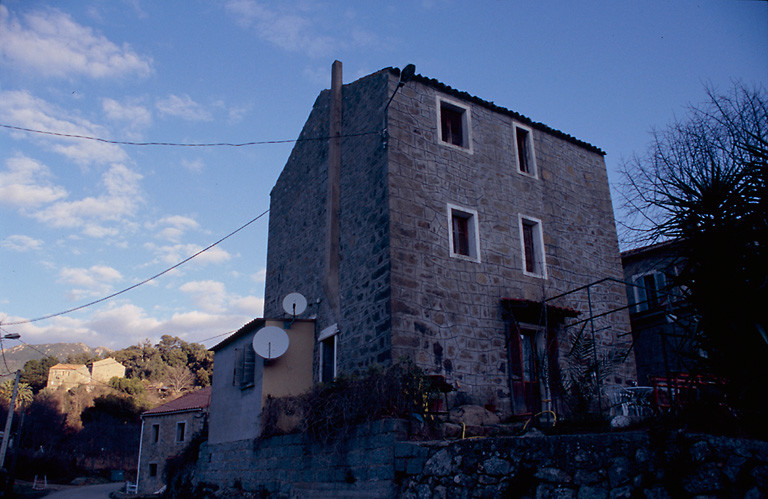 Vue d'ensemble de trois quarts.