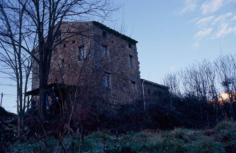 Vue d'ensemble de trois quarts.