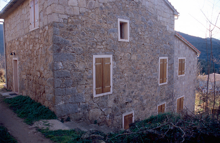 Vue d'ensemble de trois quarts.