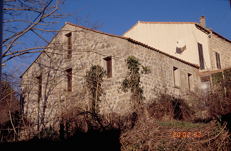Vue d'ensemble de trois quarts.