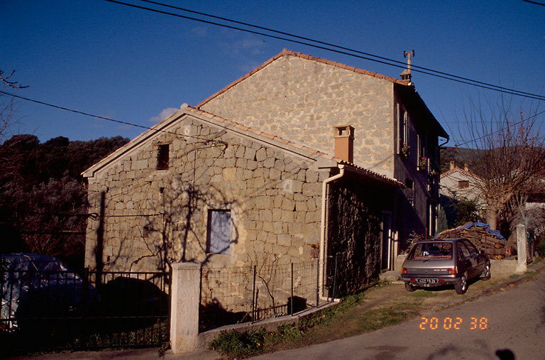 Vue d'ensemble de trois quarts.