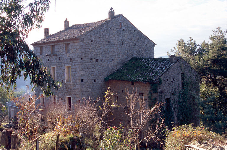 Vue d'ensemble de trois quarts.