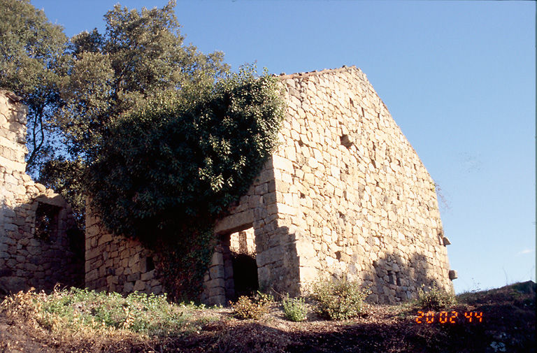 Vue d'ensemble de trois quarts.