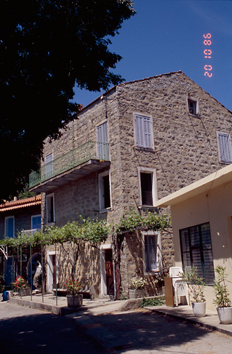 Vue d'ensemble de trois quarts.