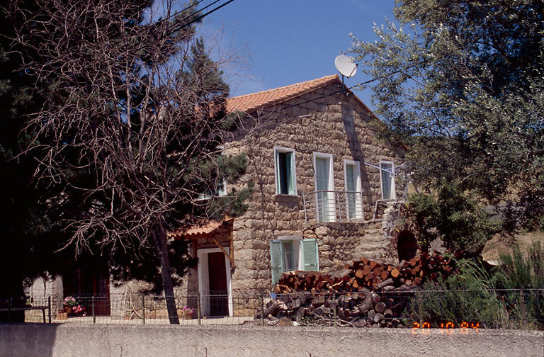 Vue d'ensemble de trois quarts.