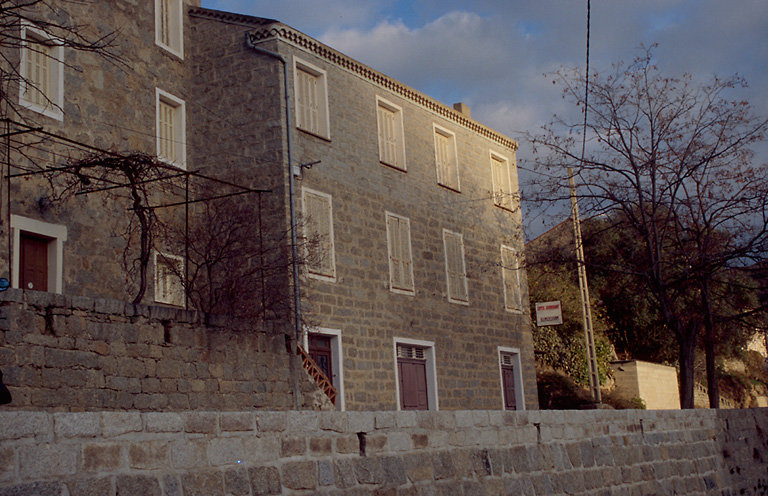 Vue d'ensemble de trois quarts.