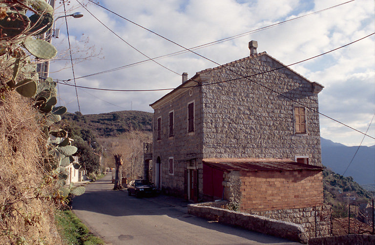 Vue d'ensemble de trois quarts.