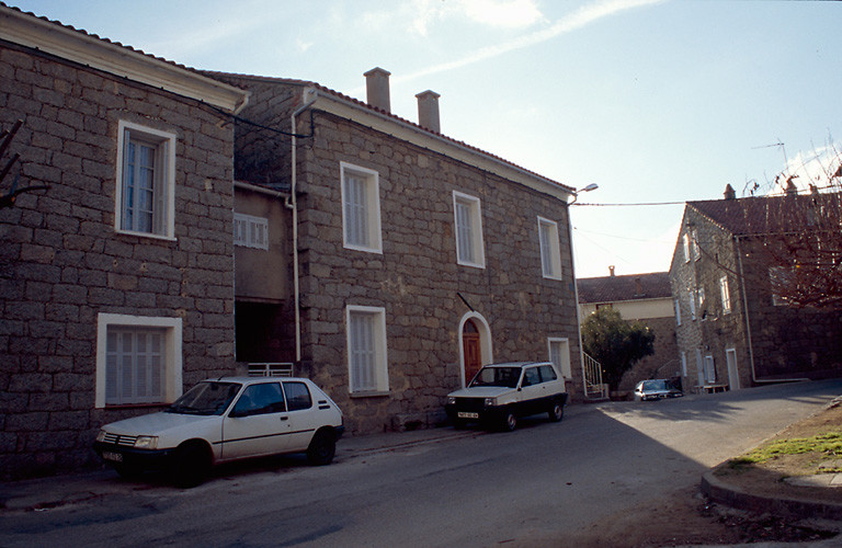 Vue d'ensemble de trois quarts.