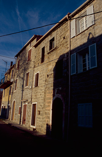 Vue d'ensemble de trois quarts.