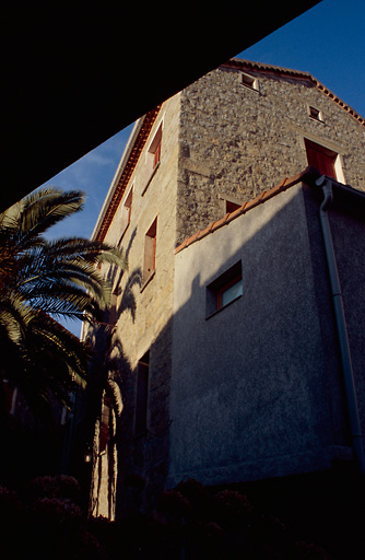 Vue d'ensemble de trois quarts.