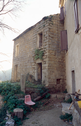 Vue d'ensemble de trois quarts.