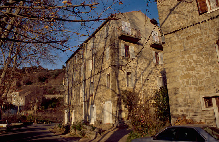Vue d'ensemble de trois quarts.