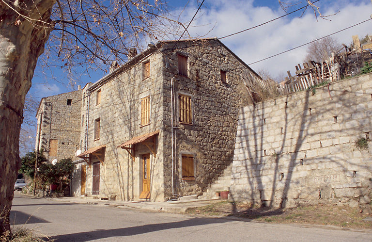 Vue d'ensemble de trois quarts.