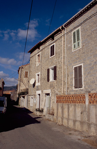 Vue d'ensemble de trois quarts.