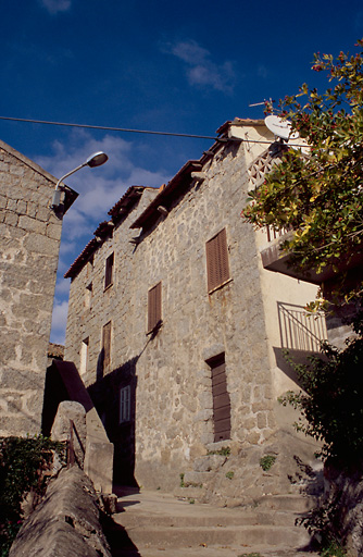 Vue d'ensemble de trois quarts.