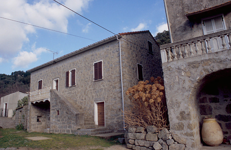 Vue d'ensemble de trois quarts.