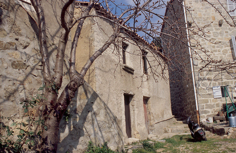 Vue d'ensemble de trois quarts.