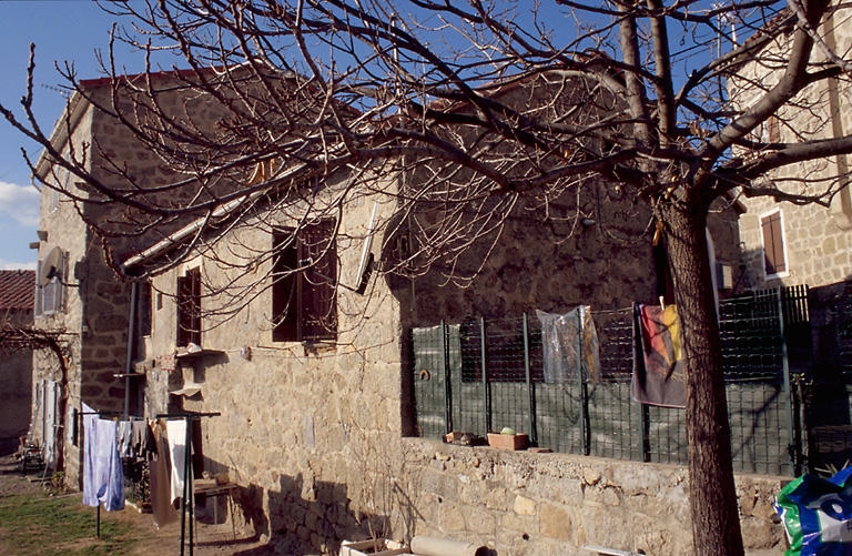 Vue d'ensemble de trois quarts.