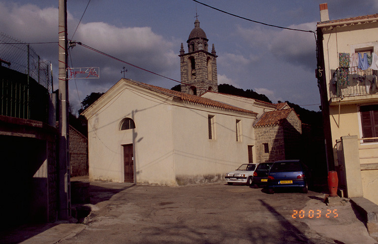 Vue d'ensemble de trois quarts.