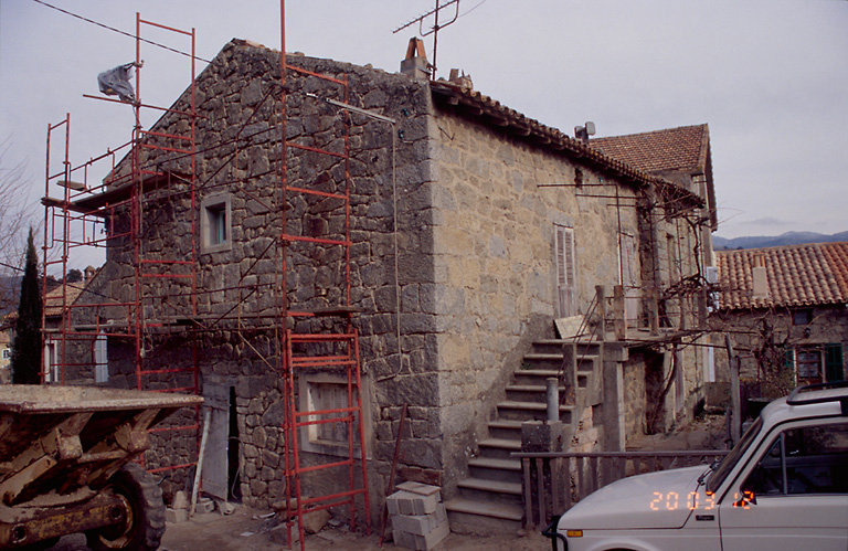 Vue d'ensemble de trois quarts.